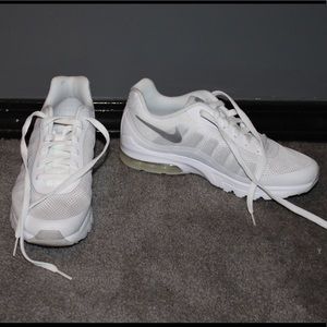 👟White Nike Running Shoes 👟